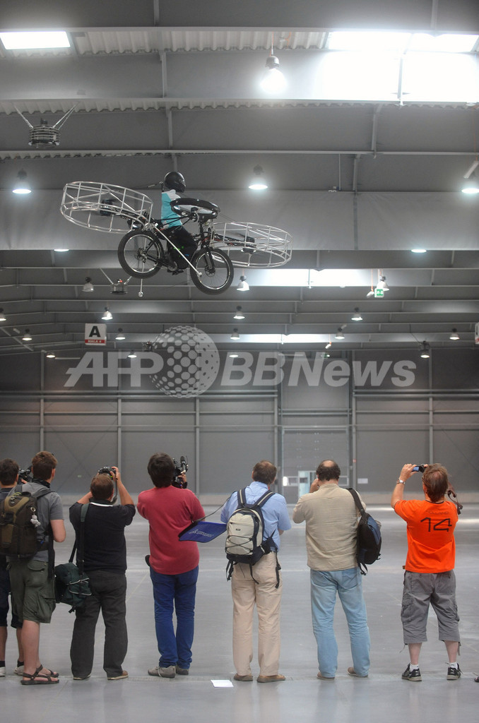 「空飛ぶ電動自転車」登場、チェコ