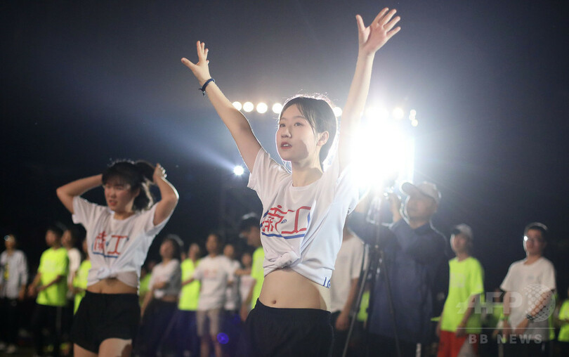 夜のキャンパスで太極拳 南京の大学でスポーツイベント