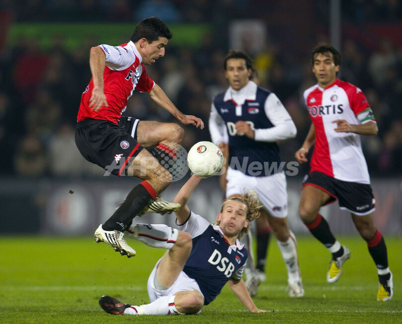 フェイエノールト ホームでAZと引き分ける