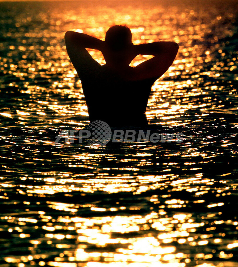 朝日を浴びて200人が全裸海水浴、英国