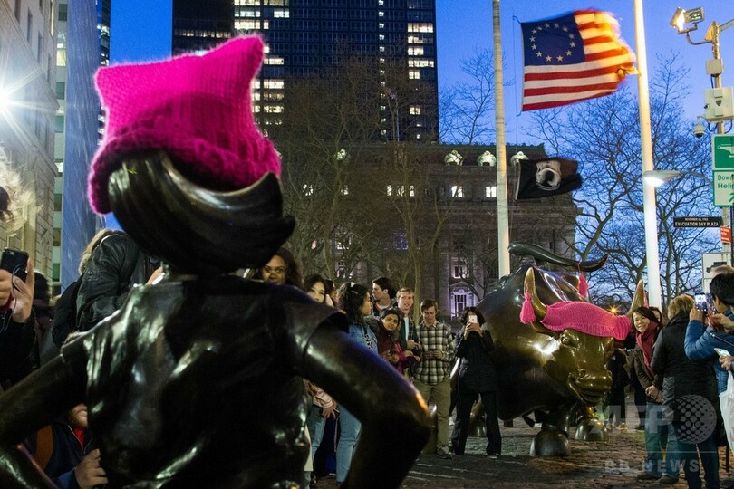 米ウォール街に「恐れを知らない少女」像、国際女性デー