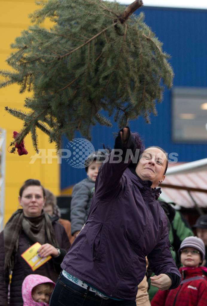 クリスマスは終わり、ドイツでツリー投げコンテスト
