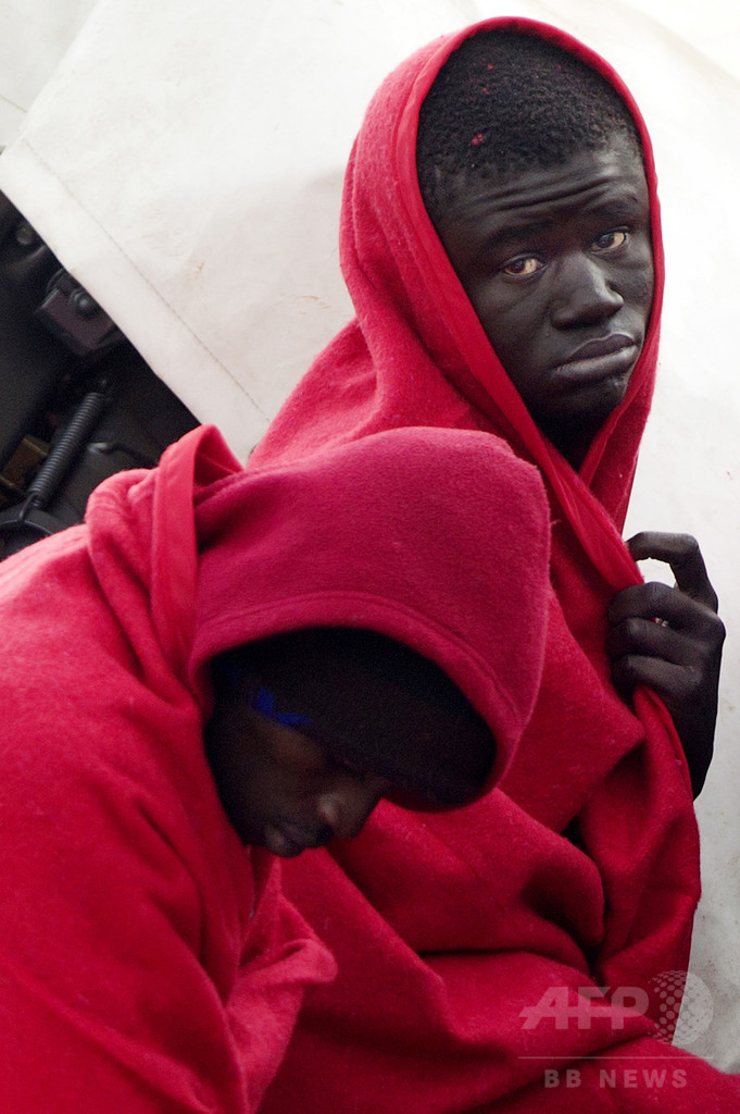 スペイン沖で移民92人救助、北アフリカ・スペイン領土では密入国移民を阻止