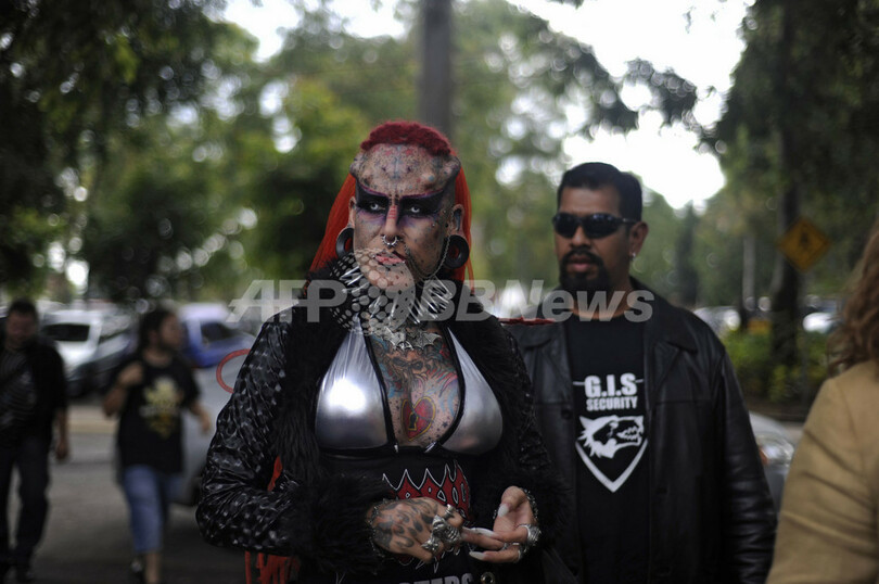 ギネス記録の「バンパイア・ウーマン」、グアテマラの祭典に登場