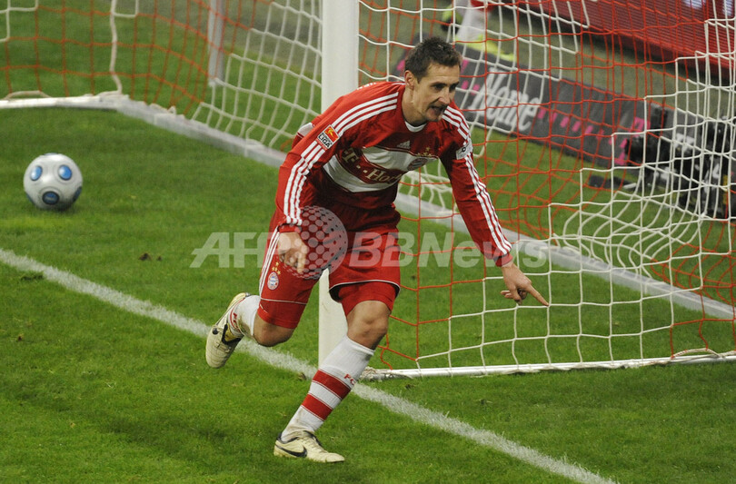 バイエルン クローゼの2得点で2位浮上