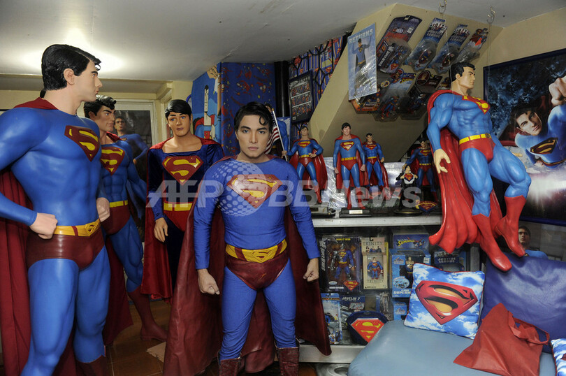 美容整形であこがれのスーパーマンになったデザイナー、フィリピン