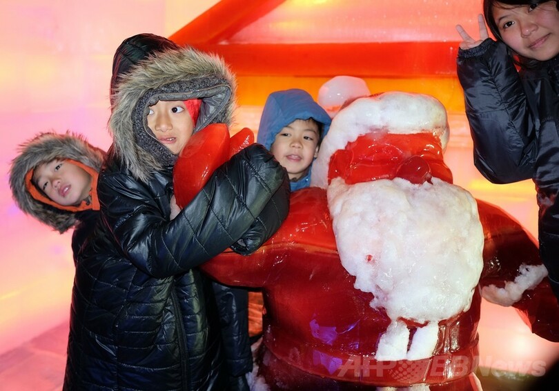 台北で「氷の世界」楽しむ人々