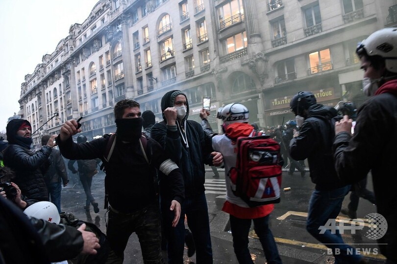 年金改革めぐり仏全土で45万人デモ、黒服集団の破壊行為も