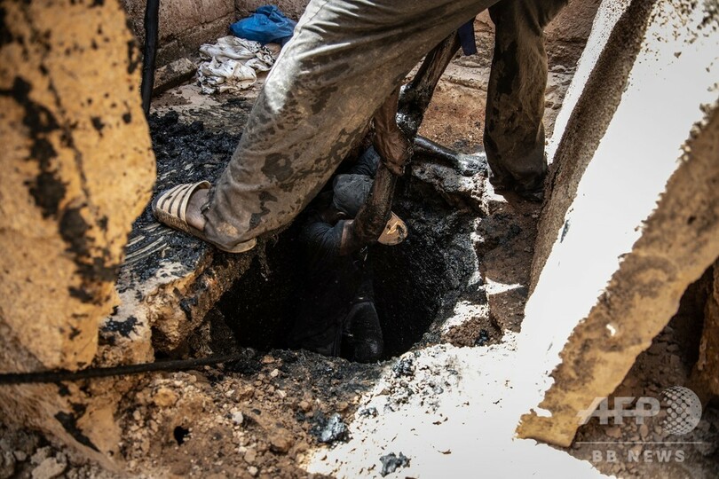 無防備でトイレ汚水槽を掃除、清掃人の苦しみの人生 ブルキナファソ