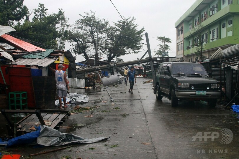 台風22号直撃のフィリピン、死者21人以上