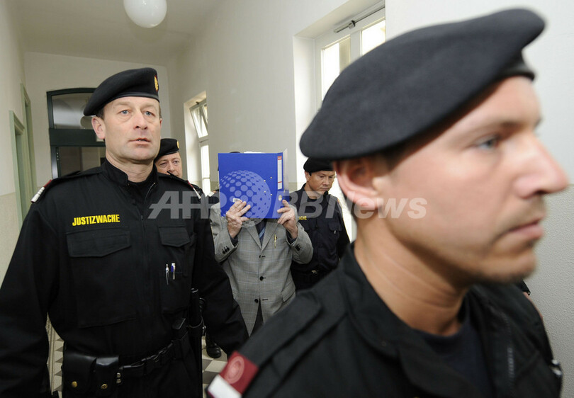 「恐怖の家」事件初公判、フリッツル被告は顔隠して出廷