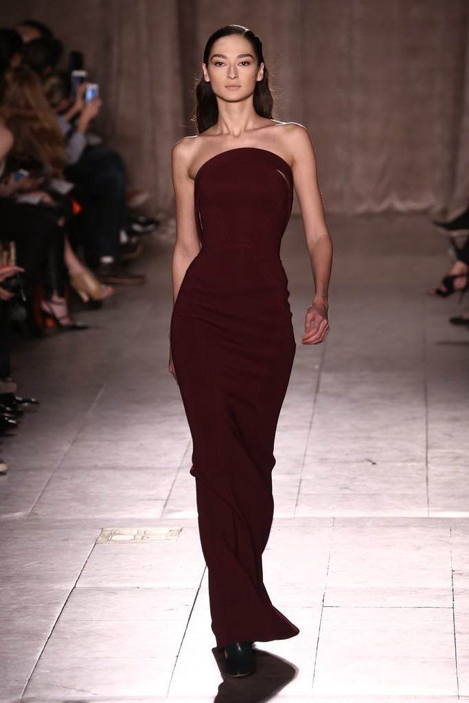 ナオミ・キャンベルもイブニングドレスでフィナーレ登場、「ザック・ポーゼン」15/16年秋冬