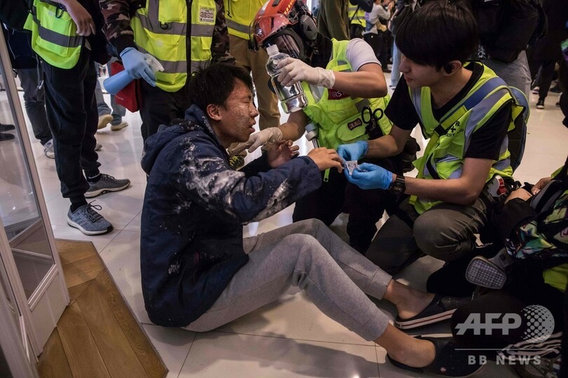 香港でデモ隊と私服警官が衝突、15人拘束 平穏な日々に終わり