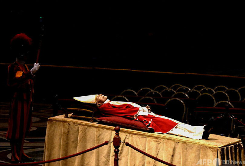 前ローマ教皇の一般弔問、大勢の信徒が最後の別れ