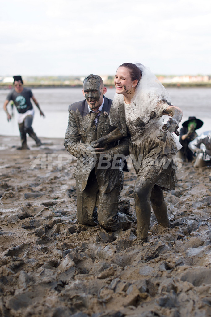 毎年恒例「モルドン泥んこレース」、英南部で開催