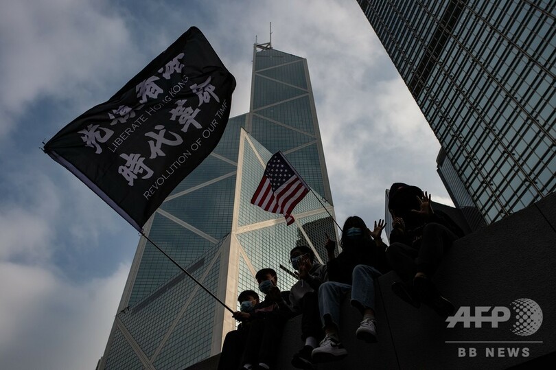 警官2人が民主派デモ隊に傘や棒で殴打され負傷、香港