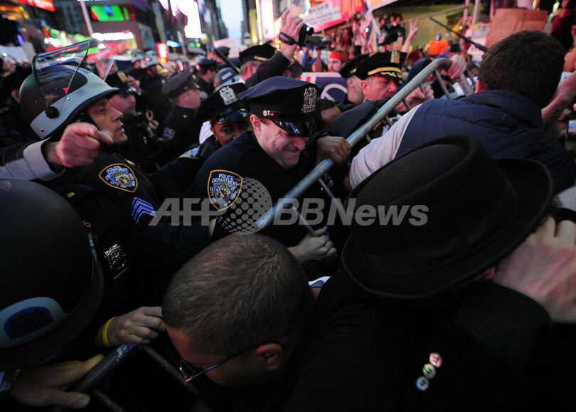 NYタイムズスクエアでデモ隊と警官隊が衝突、市内で88人逮捕
