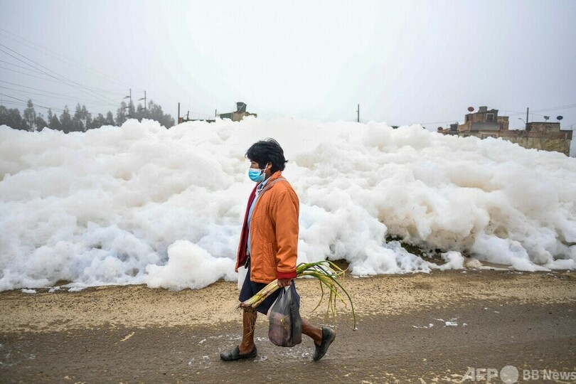 汚染された川から大量の泡 コロンビア