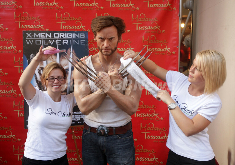 映画「X－MEN」シリーズのウルヴァリン、ろう人形館でつめ磨きの仕上げ