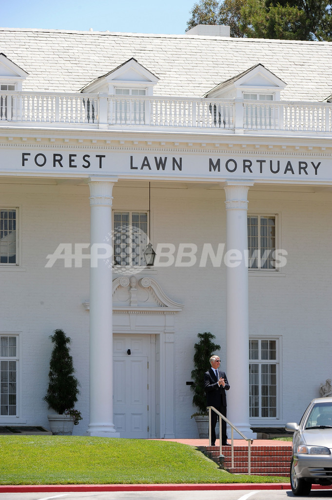 マイケルさんの遺体埋葬はLAの墓地、ロサンゼルス市当局