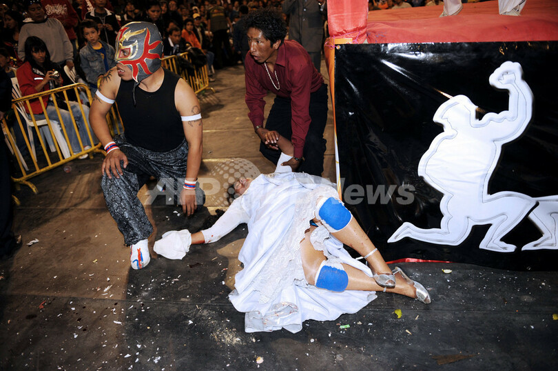 ボリビア先住民、民族衣装で女子レスリング、場外乱闘もあり