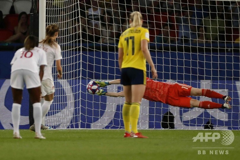 スウェーデンが女子W杯8強入り、守護神が殊勲のPKストップ