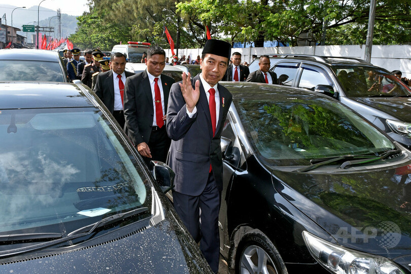 インドネシア大統領、同国名物の渋滞につかまり炎天下を2キロ歩く