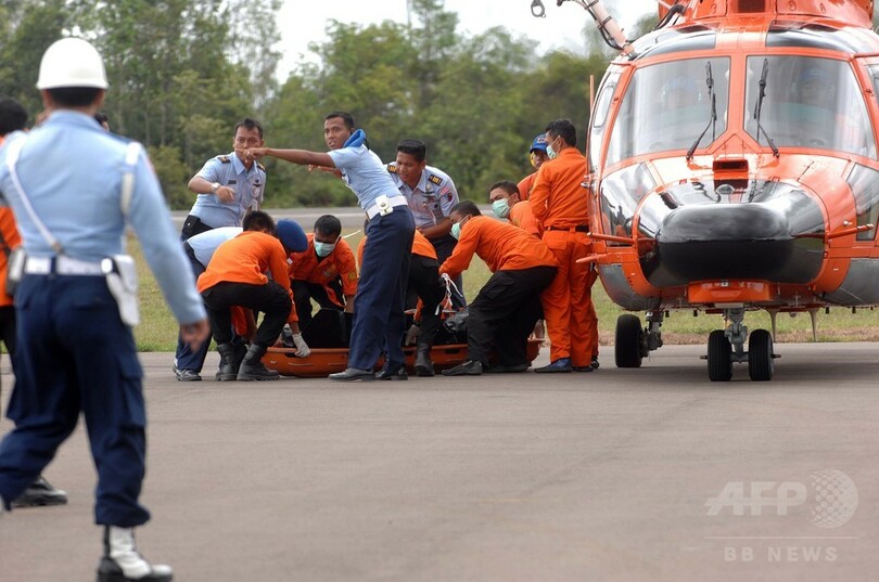 不明エアアジア機、最初の2遺体が帰還