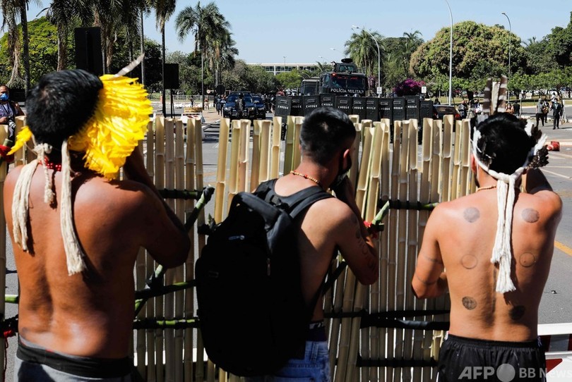 ブラジル先住民と警官隊衝突 保護区めぐる法案の審議中断