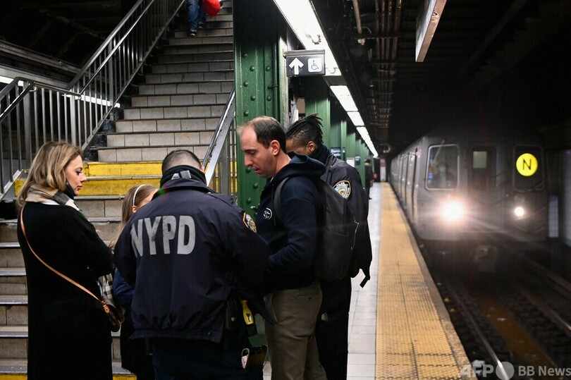 NY地下鉄乱射、容疑者の捜索続く ネットに政治的動画も