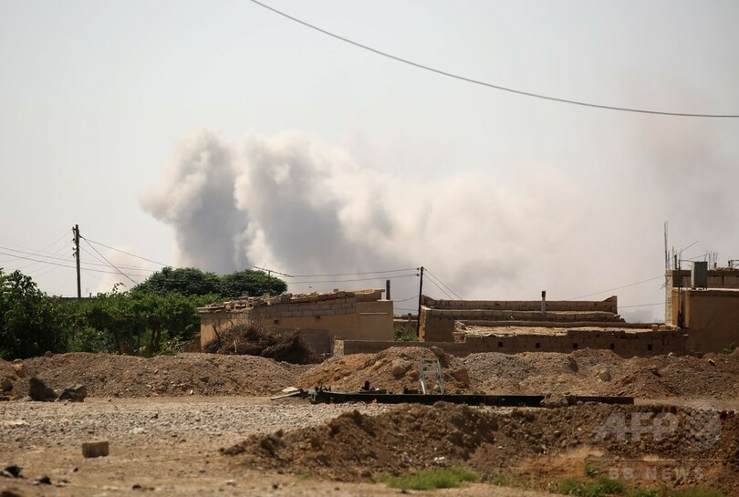 シリア民主軍、ラッカでISと激しい戦闘 空爆で民間人17人死亡