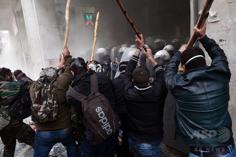 アテネ市内で大規模デモ、「ネクタイ運動」 年金改革に抗議