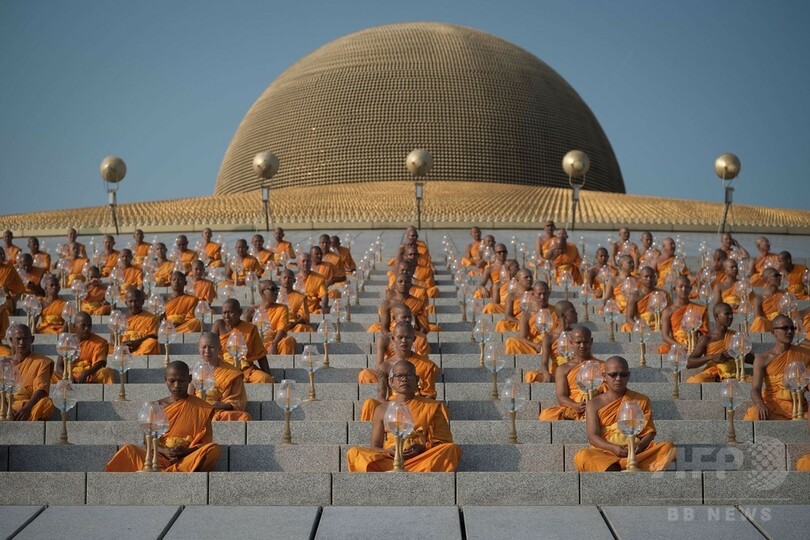 幻想的なろうそくの灯火、タイ寺院で「万仏節」行事