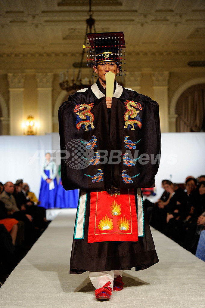 ニューヨークで民族衣装のファッションショー開催