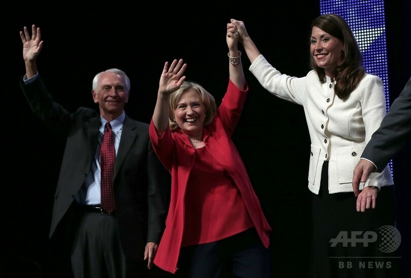 民主党候補を応援のヒラリー氏、まるで米大統領選候補 