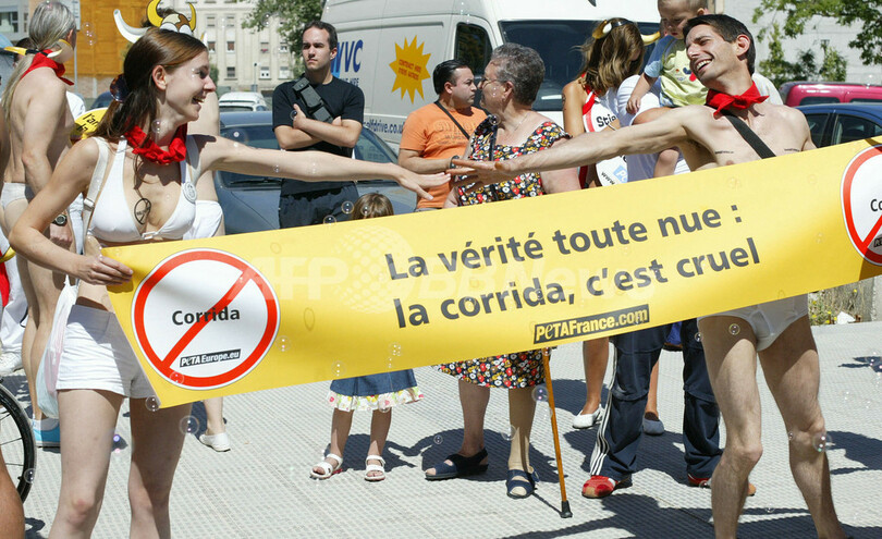 動物愛護団体PETA、スペインの牛追い祭に抗議