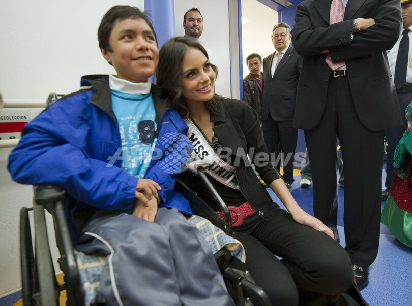 ミス・ユニバースが初仕事、母国メキシコの児童福祉施設を訪問