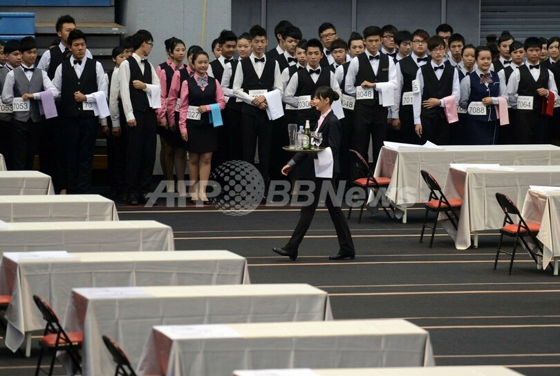 台湾でトレー運びコンテスト、給仕の「技」競う 