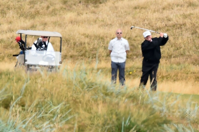 訪英中のトランプ氏、スコットランドでゴルフ デモ隊に手を振る余裕も