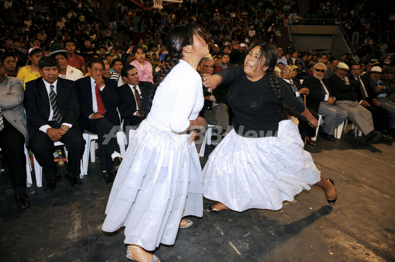 ボリビア先住民、民族衣装で女子レスリング、場外乱闘もあり