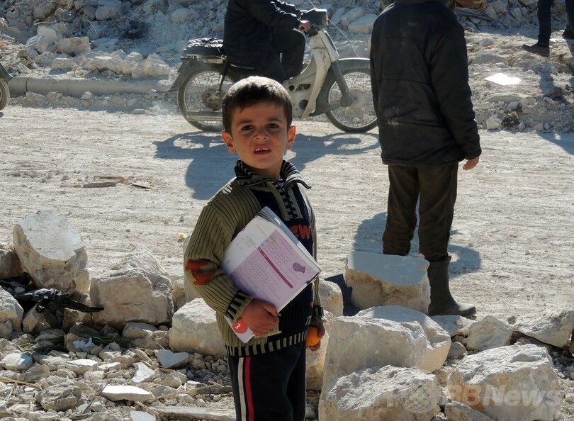 シリア政府軍が住宅地や学校を空爆、子ども含む56人死亡