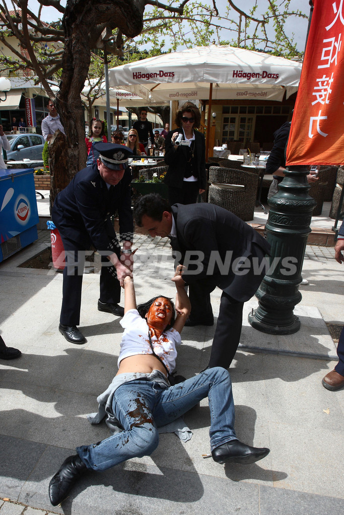 北京五輪の採火式、ボイコット求める活動家が乱入　IOC会長は「ボイコットはない」