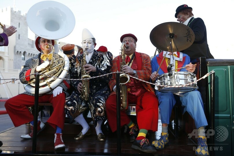 モナコ大公宮殿前で野外サーカス、世界中のパフォーマーが集結