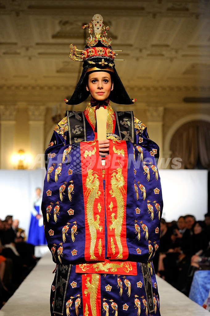 ニューヨークで民族衣装のファッションショー開催