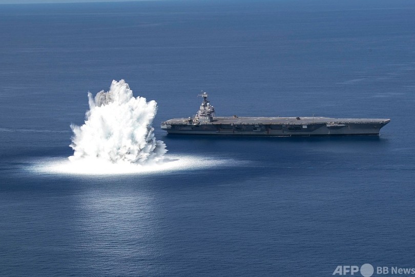 爆薬18トンで水柱、新型空母の耐衝撃性能試験 米海軍
