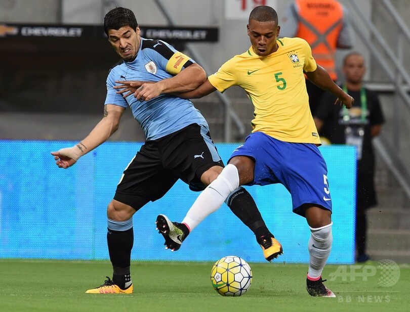 ウルグアイが敵地でブラジルとドロー、スアレスが復帰弾 W杯南米予選