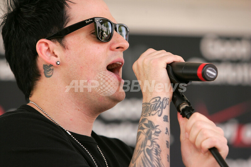 グッド・シャーロット ベライゾン・ストアでライブパフォーマンス