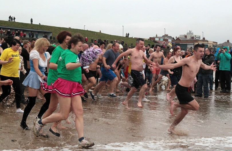 新年祝い極寒の海にダイブ！世界各地で寒中水泳大会