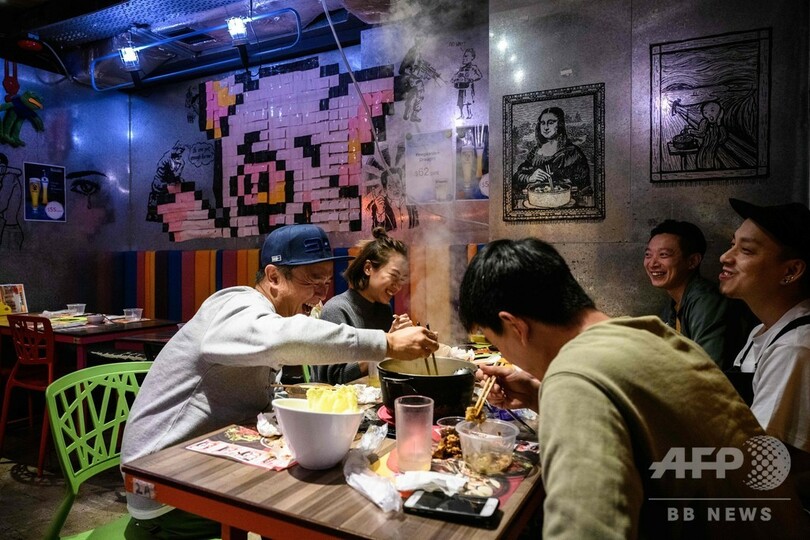 火鍋囲んだ親族10人が新型ウイルス集団感染、業界に打撃 香港