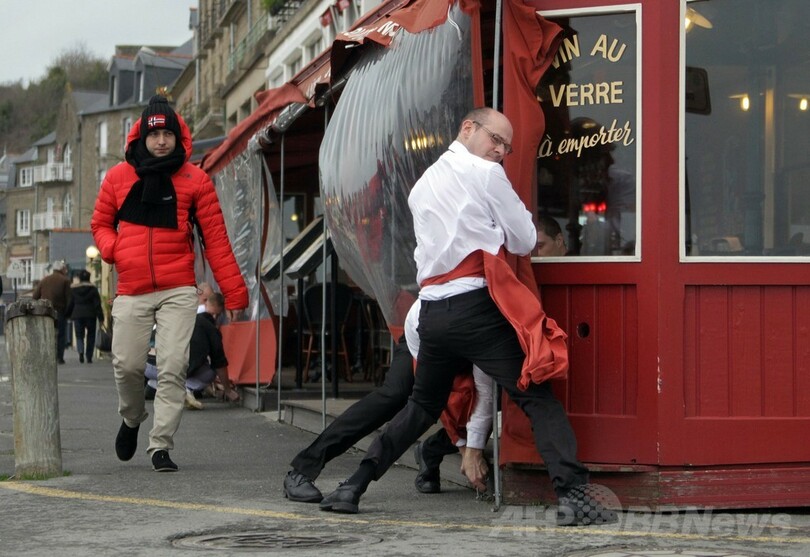 欧州一部地域でクリスマス目前の暴風雨、死傷者も